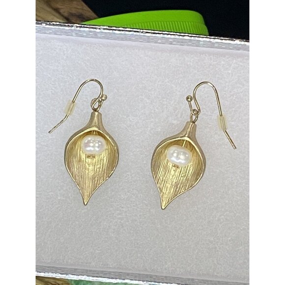 VINTAGE CALLA LILLY NECKLACE AND MATCHING EARRINGS FAUX PEARL BEAUTIFUL - Picture 4 of 7